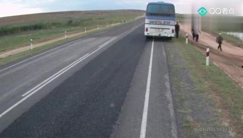 吃瓜导致车祸视频,一幕车祸引发的警示